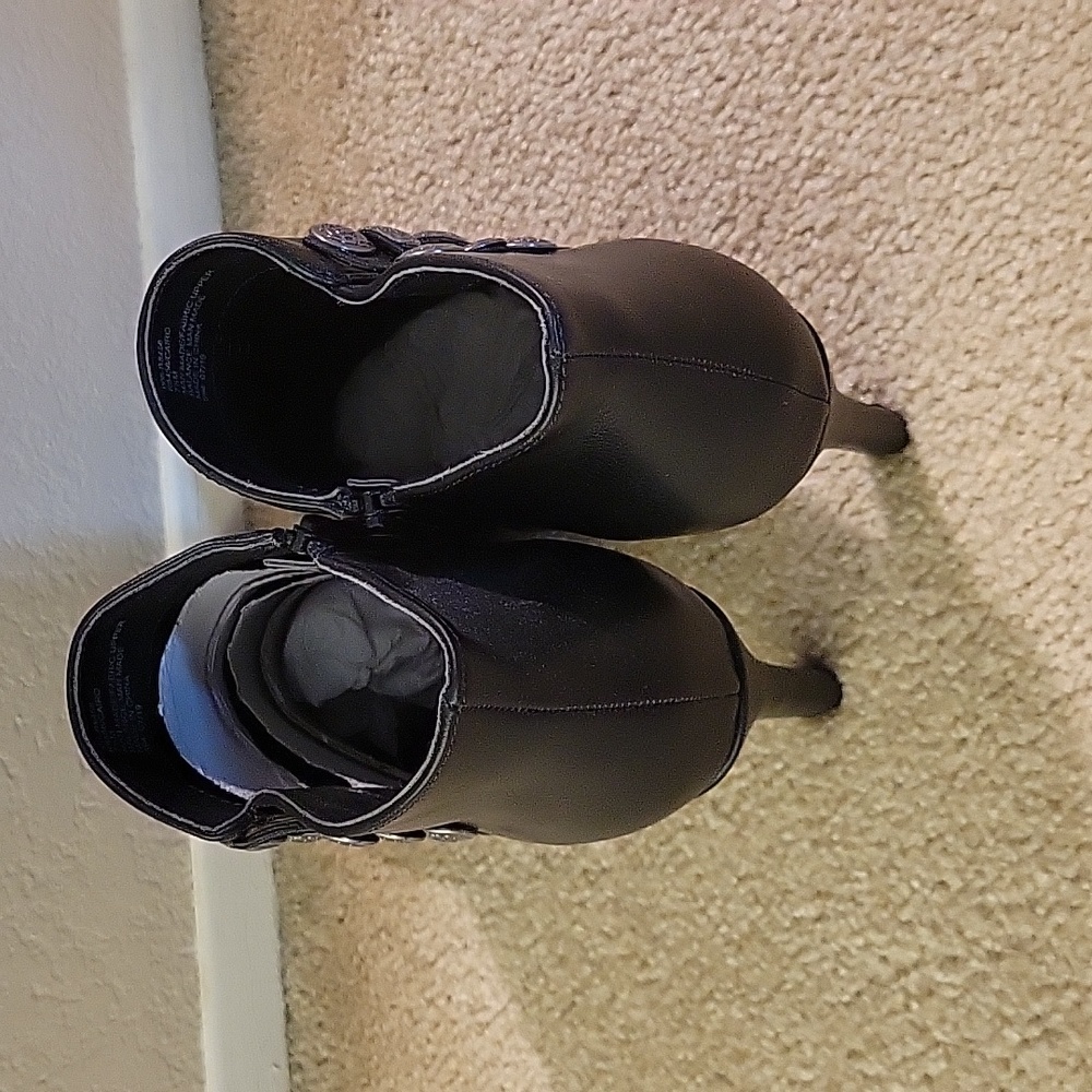Shoes - Picture 5 of 7